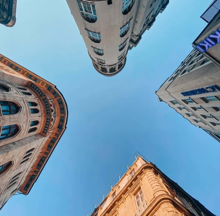 Vista de la parte de arriba de edificios desde la calle.