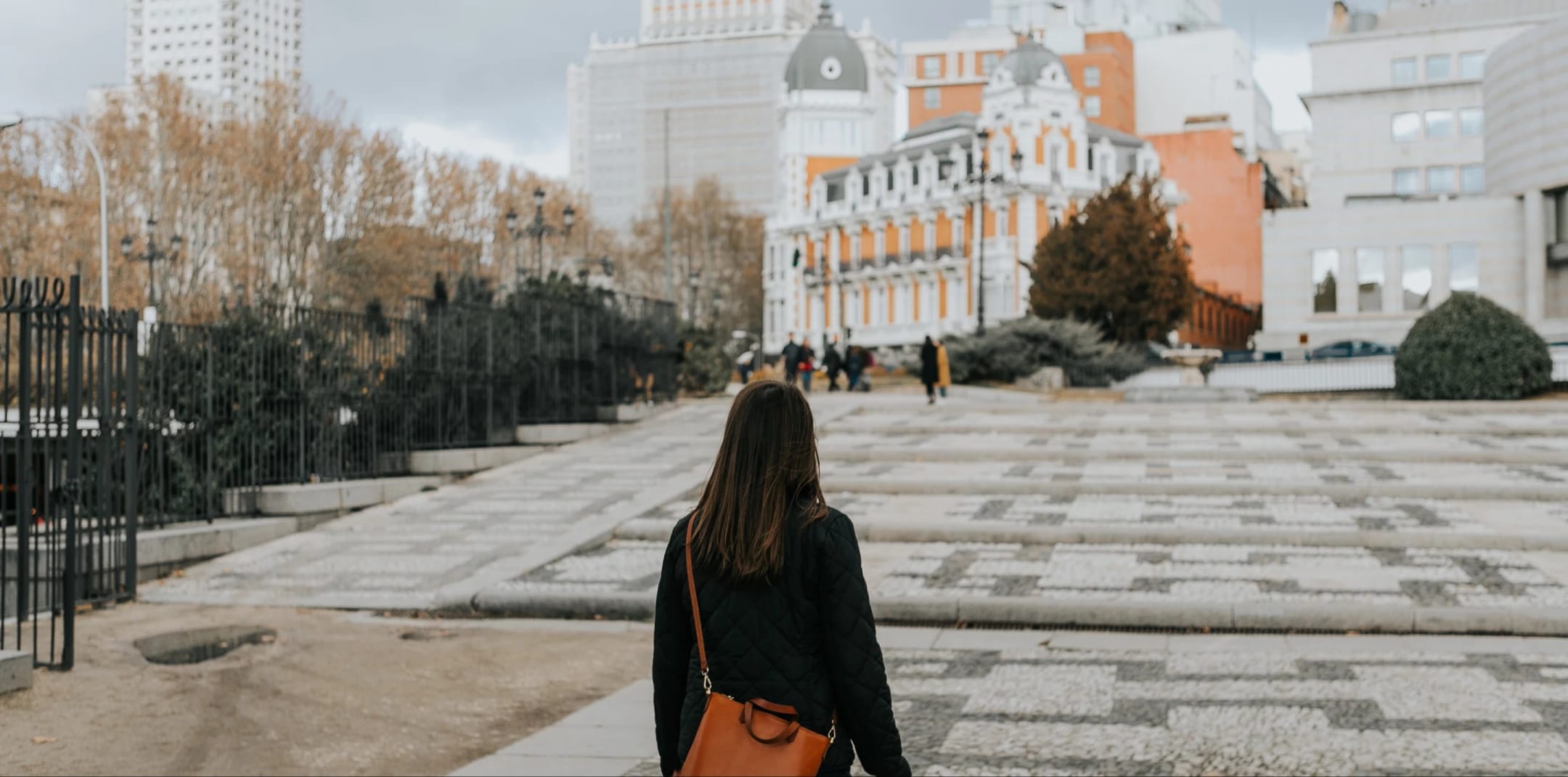 Mujer sentada en el sofá