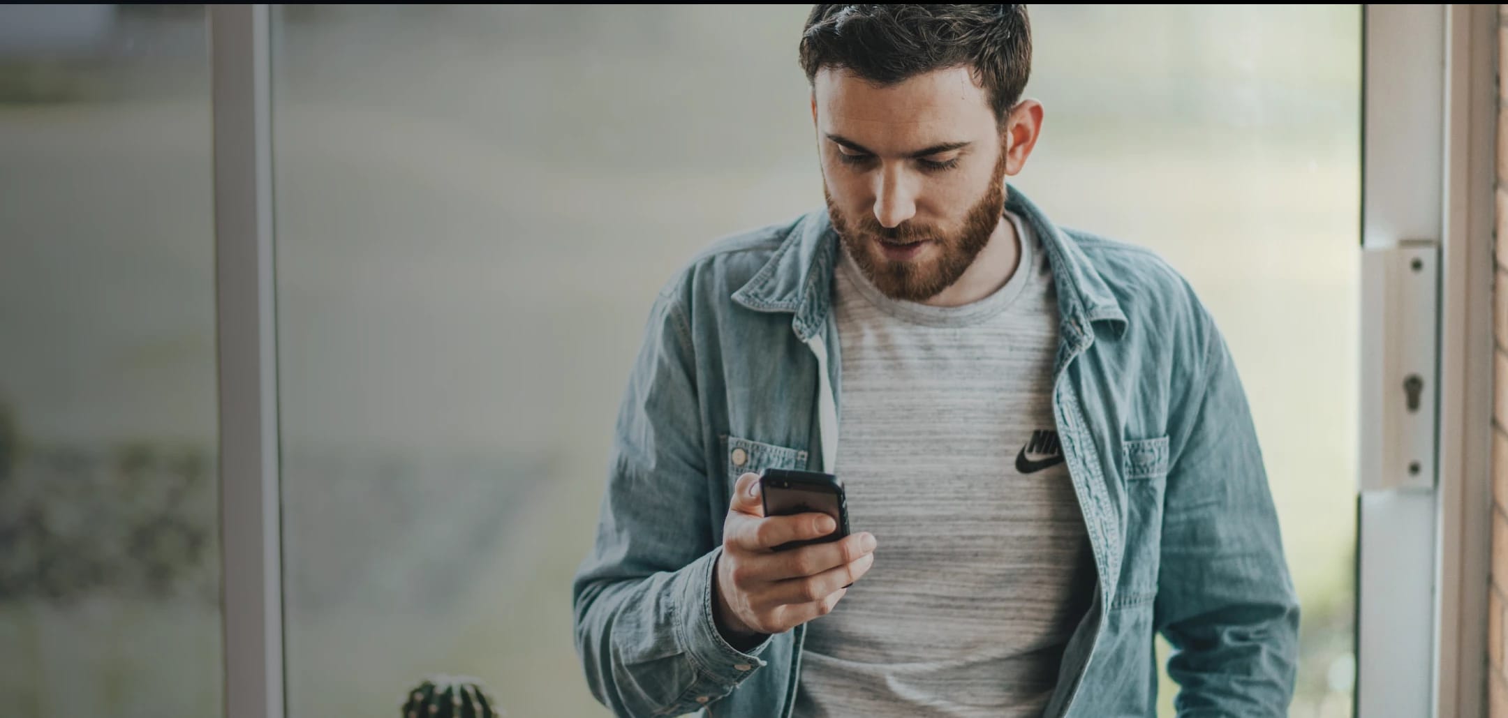 Hombre mirando el teléfono móvil