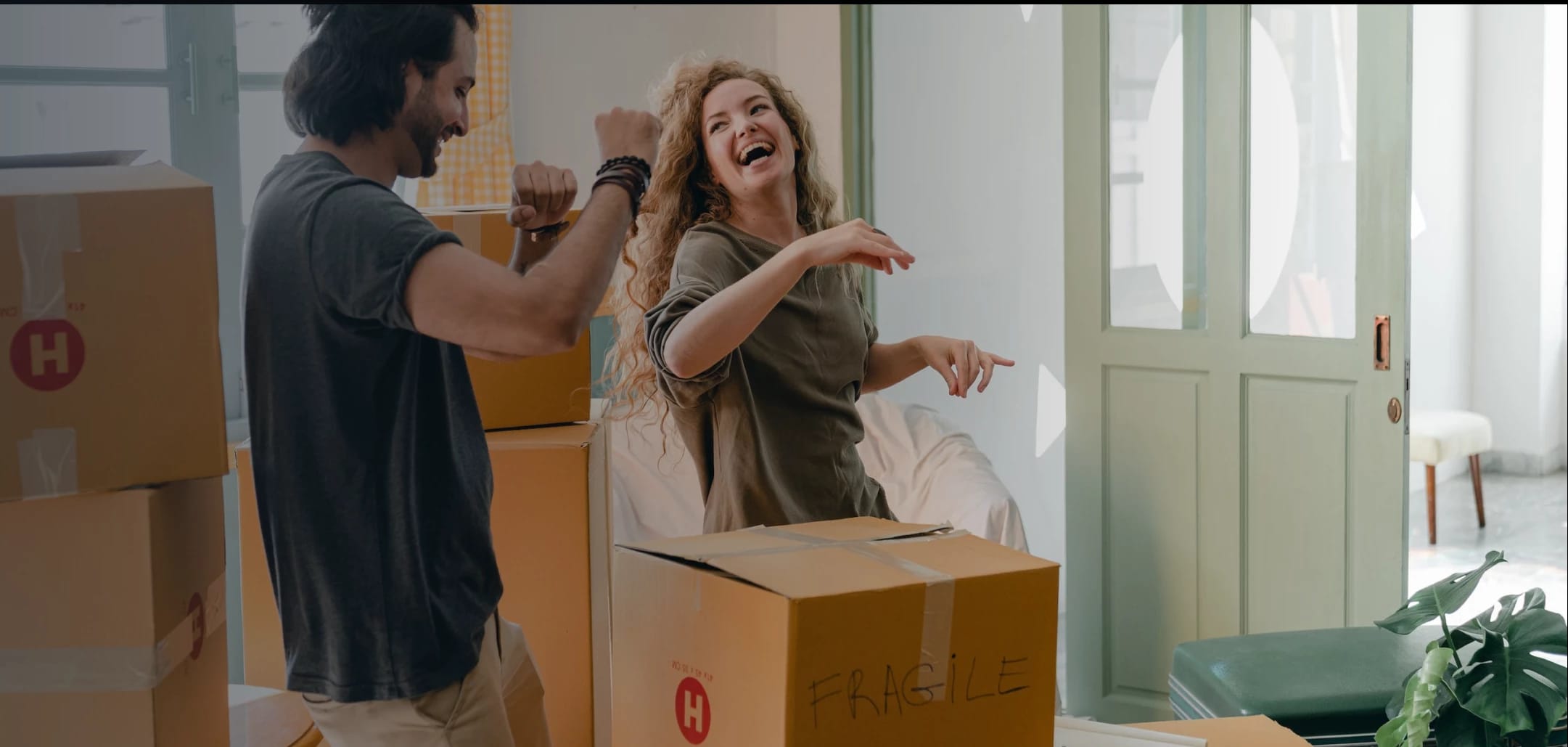 Pareja feliz en la mudanza