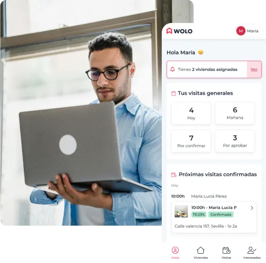 Hombre usando un portátil para gestionar su trabajo como agente inmobiliario con Wolo.