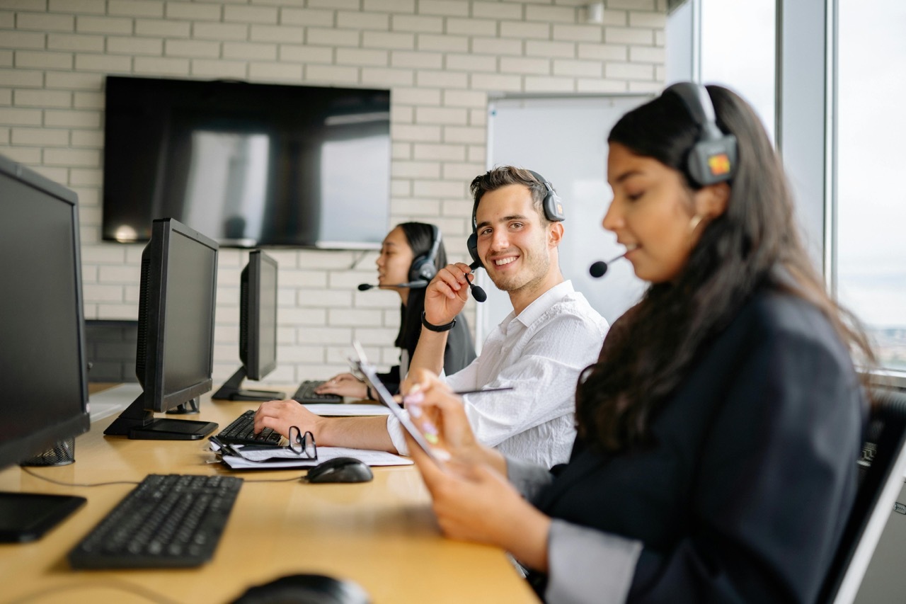Equipo de soporte de Wolo ayudando a los agentes inmobiliarios y clientes