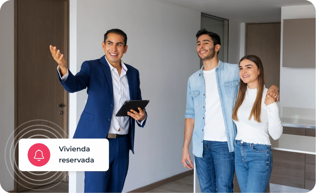 Agente inmobiliario de Wolo mostrando una vivienda a una pareja interesada