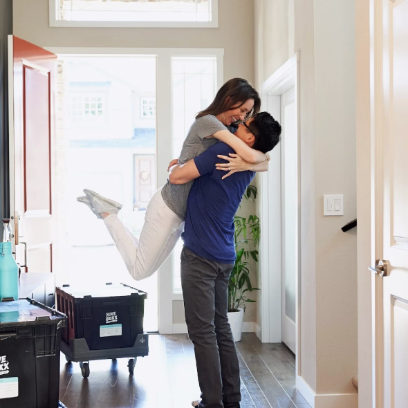 Pareja celebrando el éxito al alquilar su piso con Wolo