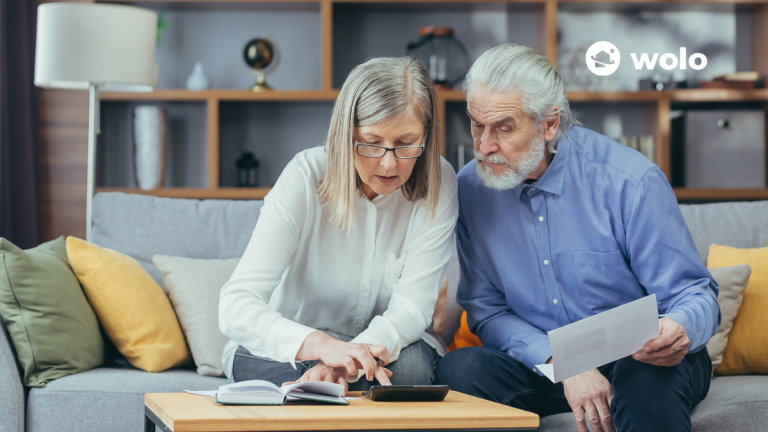 dos personas calculan lo que les van a cobrar de impuestos por alquilar un piso