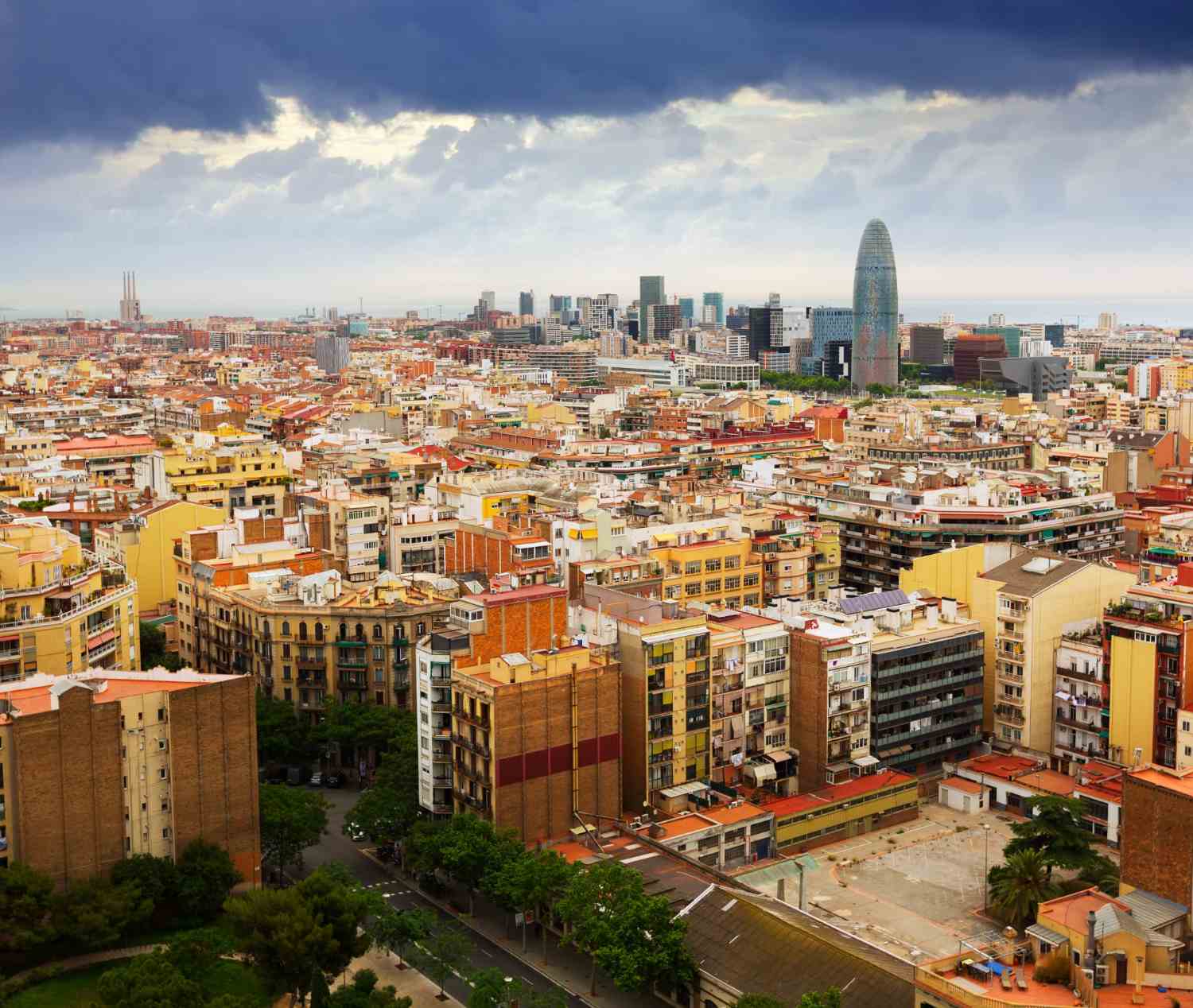 Nueva ley catalana que multará a los grandes tenedores inmobiliarios si no actúan contra los okupas