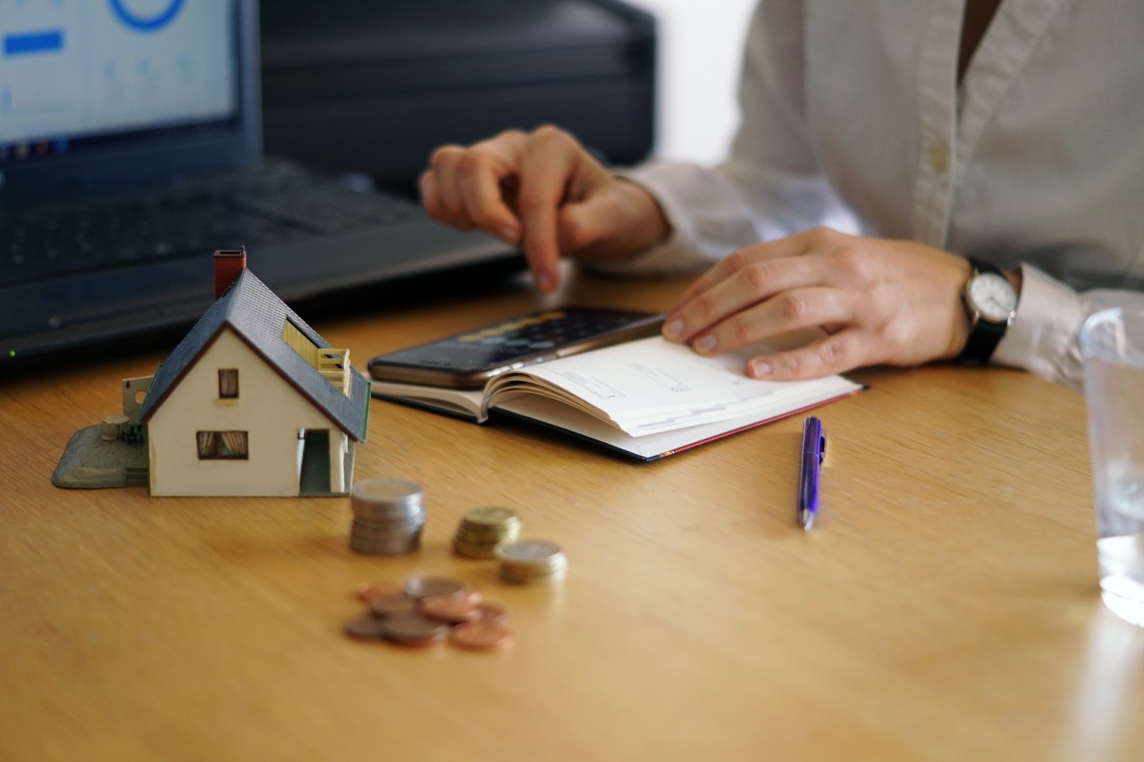 ¿Qué hay que pagar al vender una casa o un piso?
