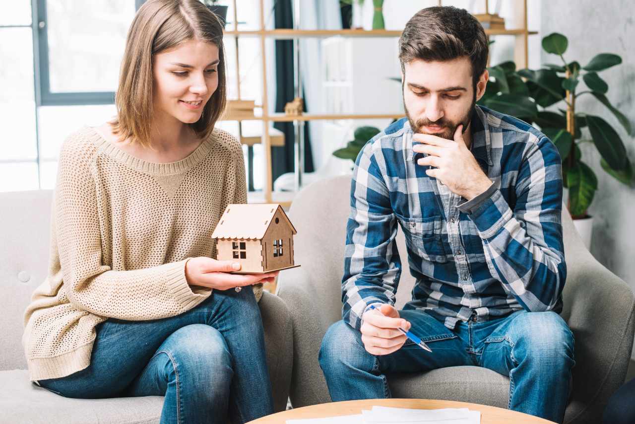 Dos personas decidiendo sobre el alquiler con opción a compra